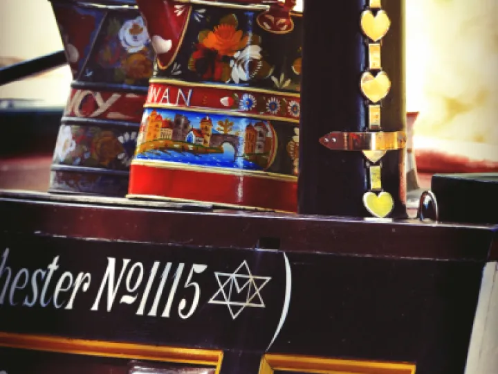 AUDLEM CHIMNEY PAINTED BUCKETS foto mark welton 6923