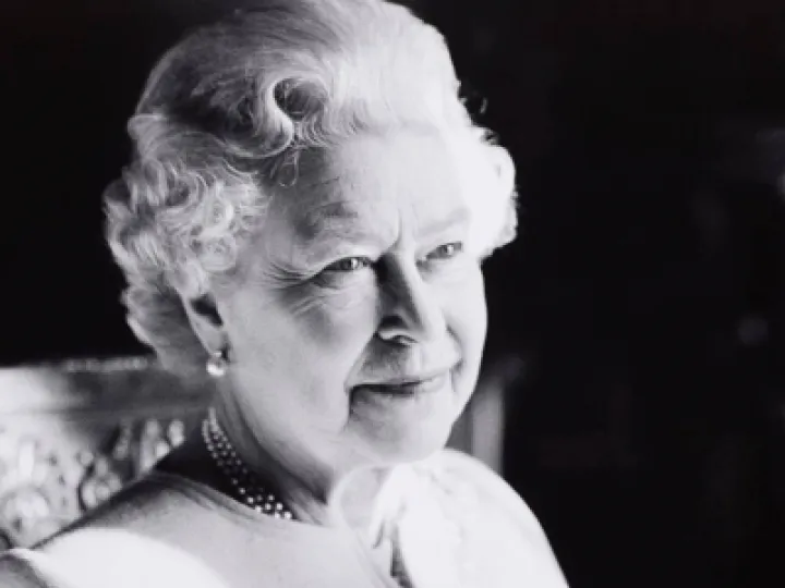 black-and-white-queen-photo-1200